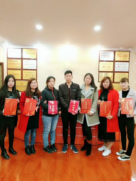 优秀学子圆梦完成学业