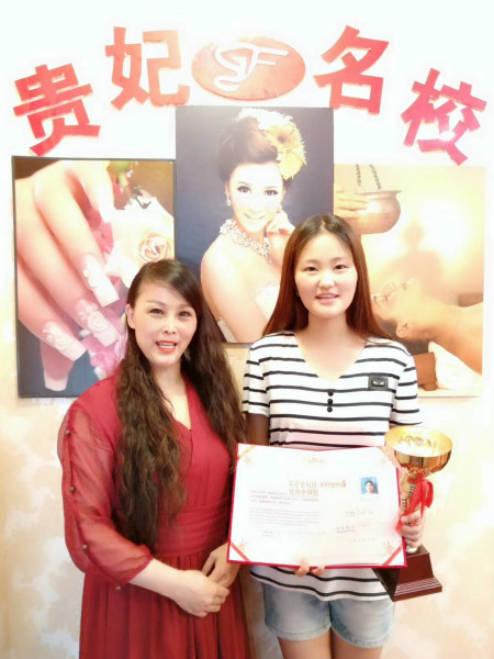 祝贺我们优秀学子李婉晴圆满完成学业  祝愿她的未来事业一帆风顺 事事顺利